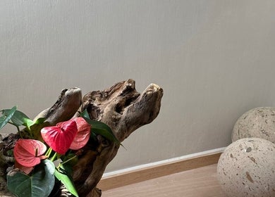 Decoración con flores y madera en Amanda Prado Center, Nuevo México, Jalisco, MX, creando un ambiente sereno