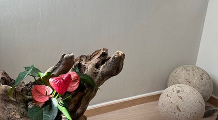 Decoración con flores y madera en Amanda Prado Center, Nuevo México, Jalisco, MX, creando un ambiente sereno