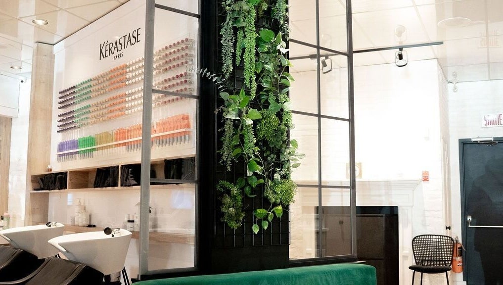 Mur végétal et produits Kérastase à La Suite Claudio, Saint-Jérôme, Québec, CA.