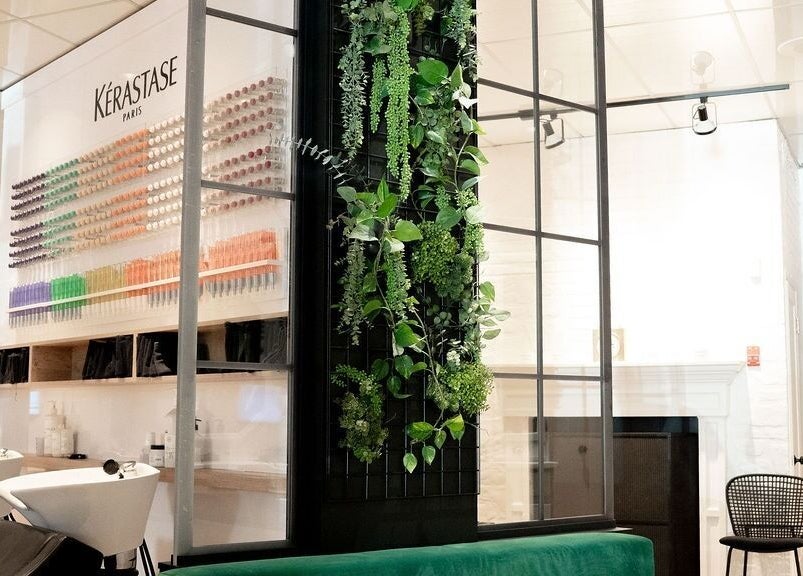 Mur végétal et produits Kérastase à La Suite Claudio, Saint-Jérôme, Québec, CA.