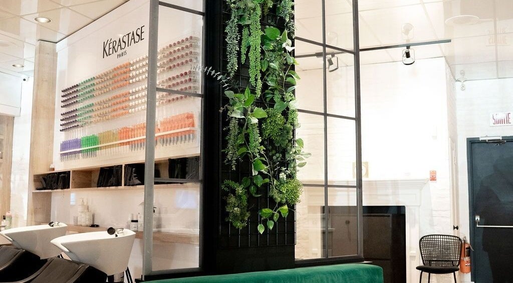 Mur végétal et produits Kérastase à La Suite Claudio, Saint-Jérôme, Québec, CA.