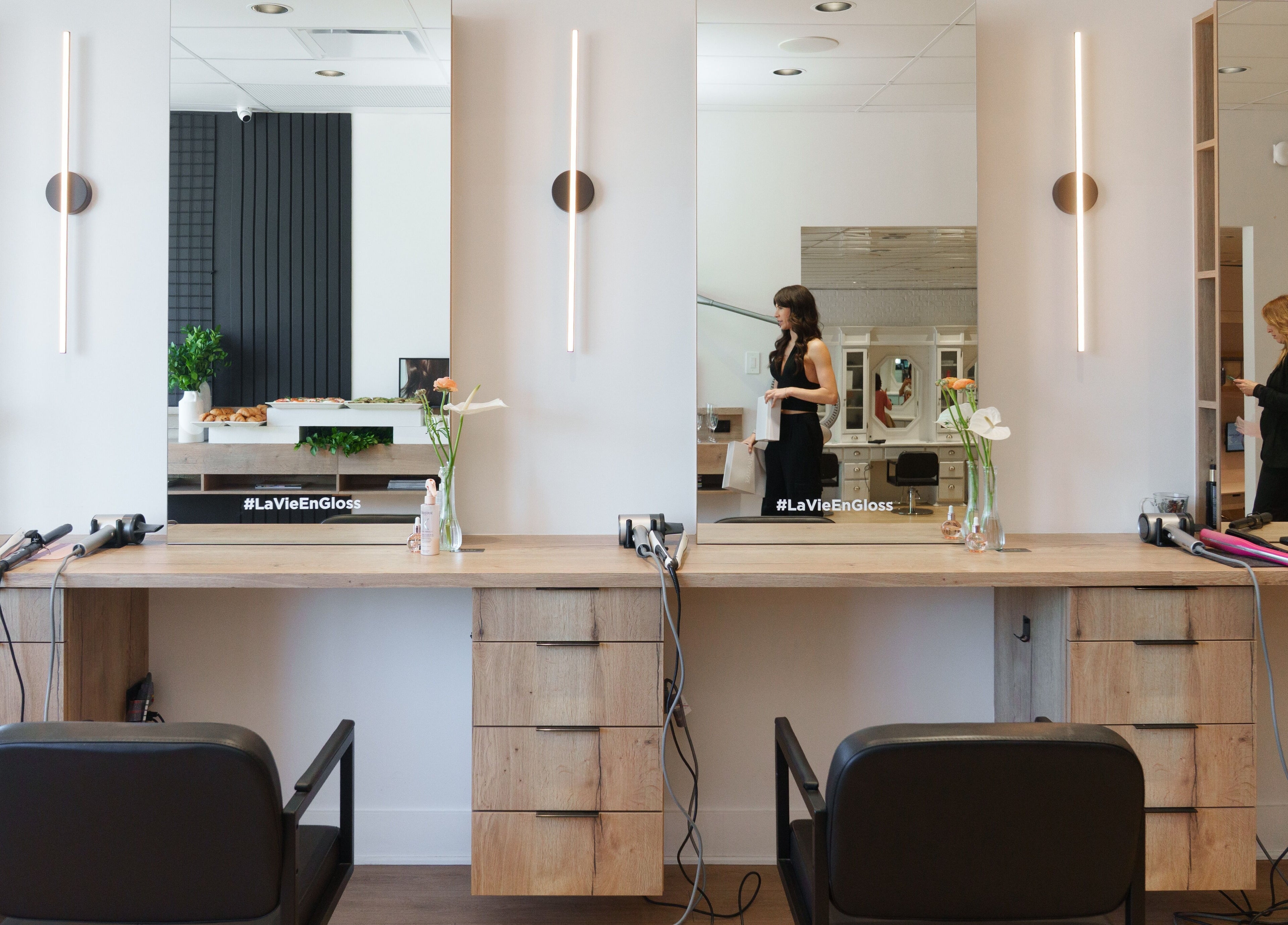 Intérieur moderne de La Suite Claudio, salon à Saint-Jérôme, Québec, CA avec coiffeuses et miroirs élégants.