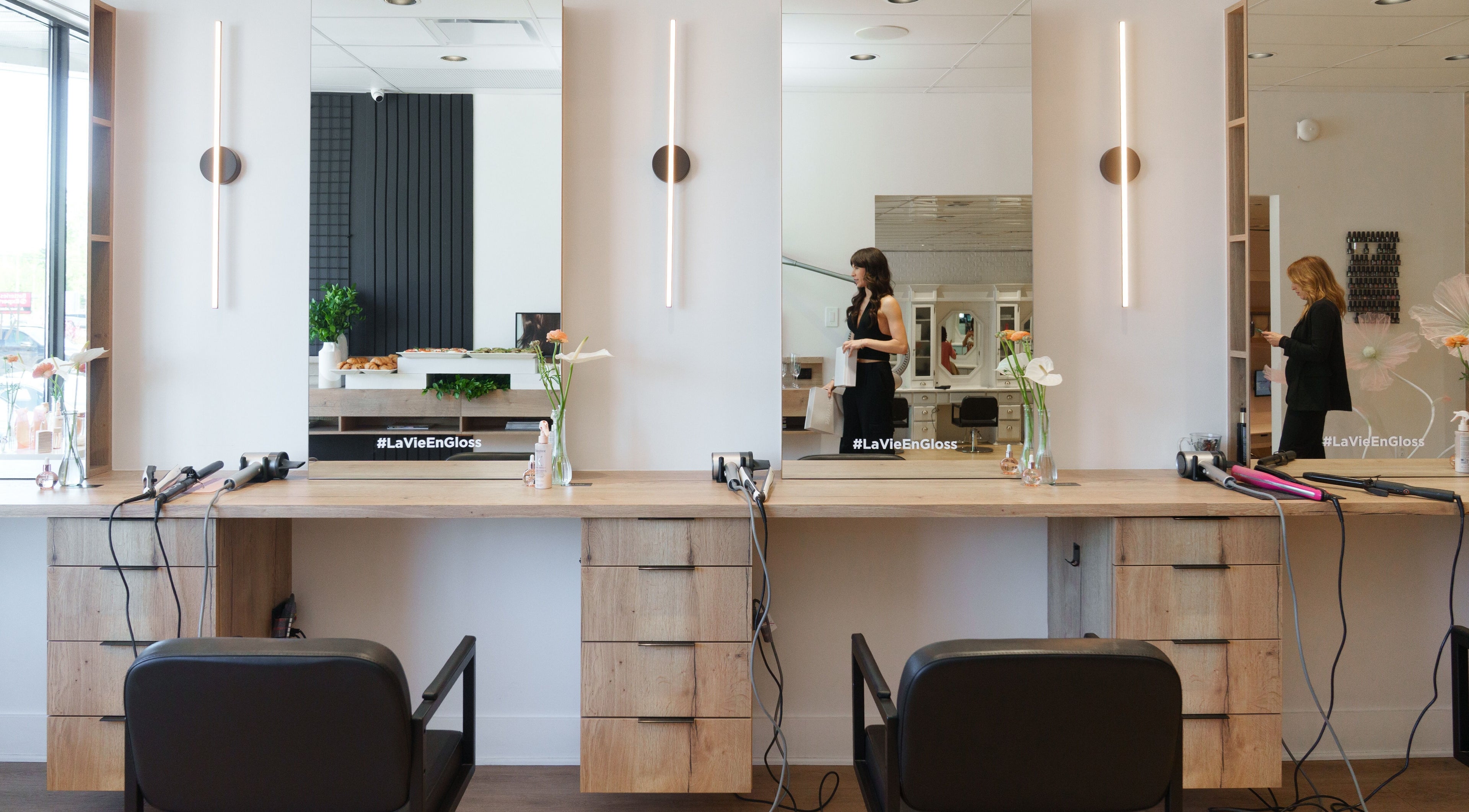 Intérieur moderne de La Suite Claudio, salon à Saint-Jérôme, Québec, CA avec coiffeuses et miroirs élégants.