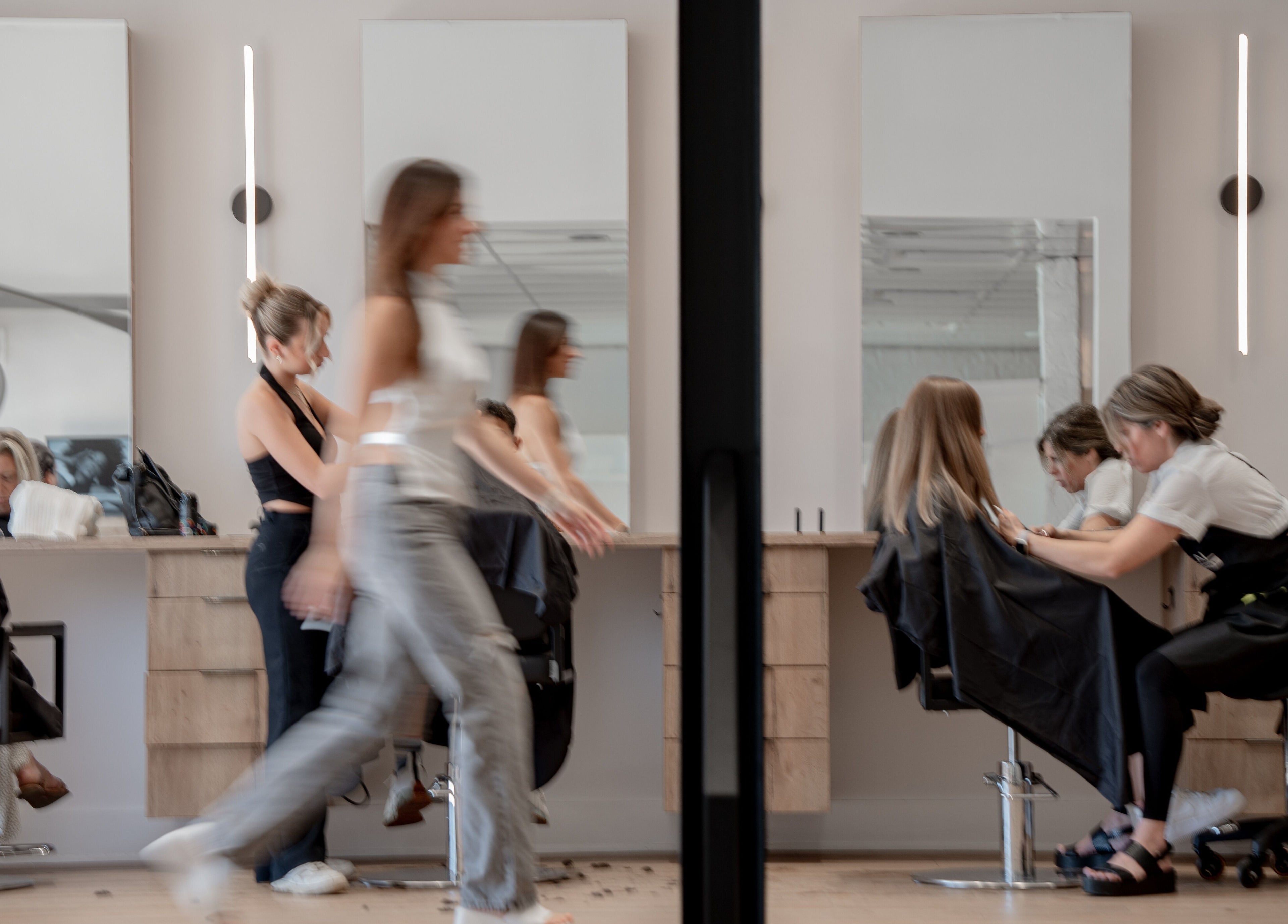 Salon moderne à La Suite Claudio, Saint-Jérôme, Québec, CA, avec clients et stylistes professionnels.