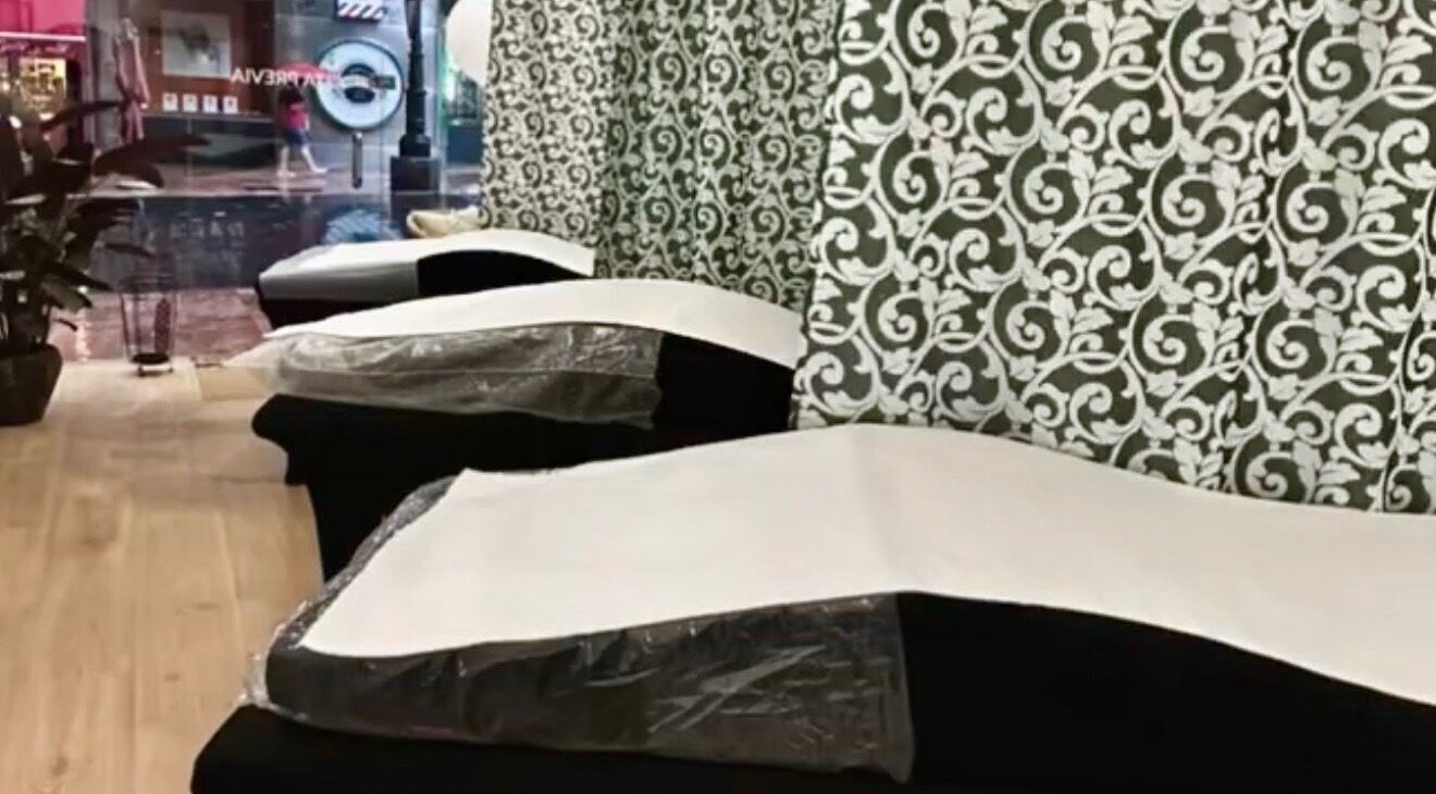 Zona de descanso en Jasmin Beauty Studio, Oviedo, ES, con sillas elegantes y decoración floral.