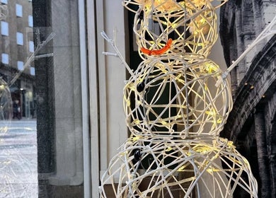 Decoración de muñeco de luces en la ventana de Jasmin Beauty Studio, Oviedo, ES.
