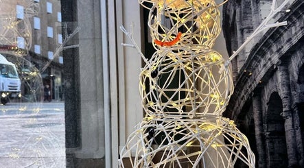 Decoración de muñeco de luces en la ventana de Jasmin Beauty Studio, Oviedo, ES.