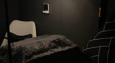 Comfortable lounge area at Glam Lash - by emjhay in Pateros, Metro Manila, PH featuring plush blankets and modern decor.
