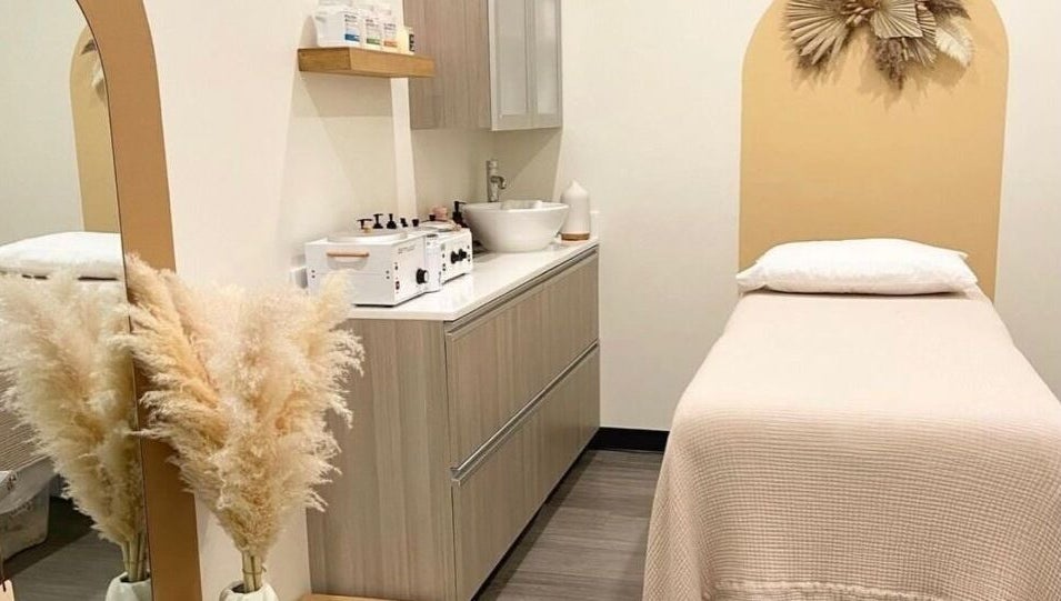 Relaxing treatment room at Finetouch.ink in Willemstad, Curaçao, CW featuring soft tones and elegant decor.