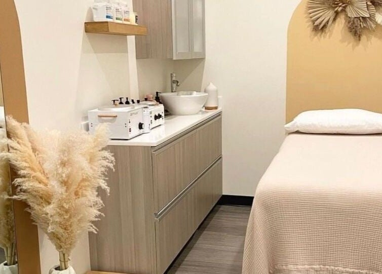 Relaxing treatment room at Finetouch.ink in Willemstad, Curaçao, CW featuring soft tones and elegant decor.