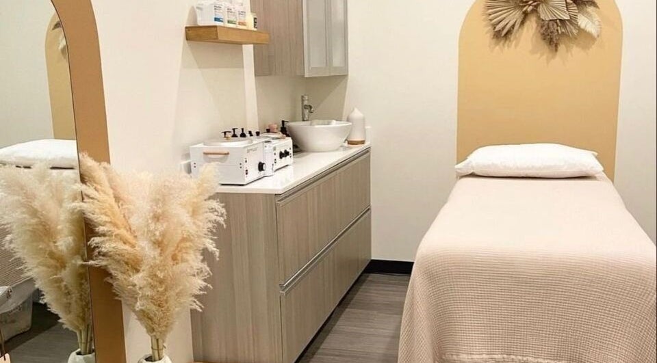 Relaxing treatment room at Finetouch.ink in Willemstad, Curaçao, CW featuring soft tones and elegant decor.