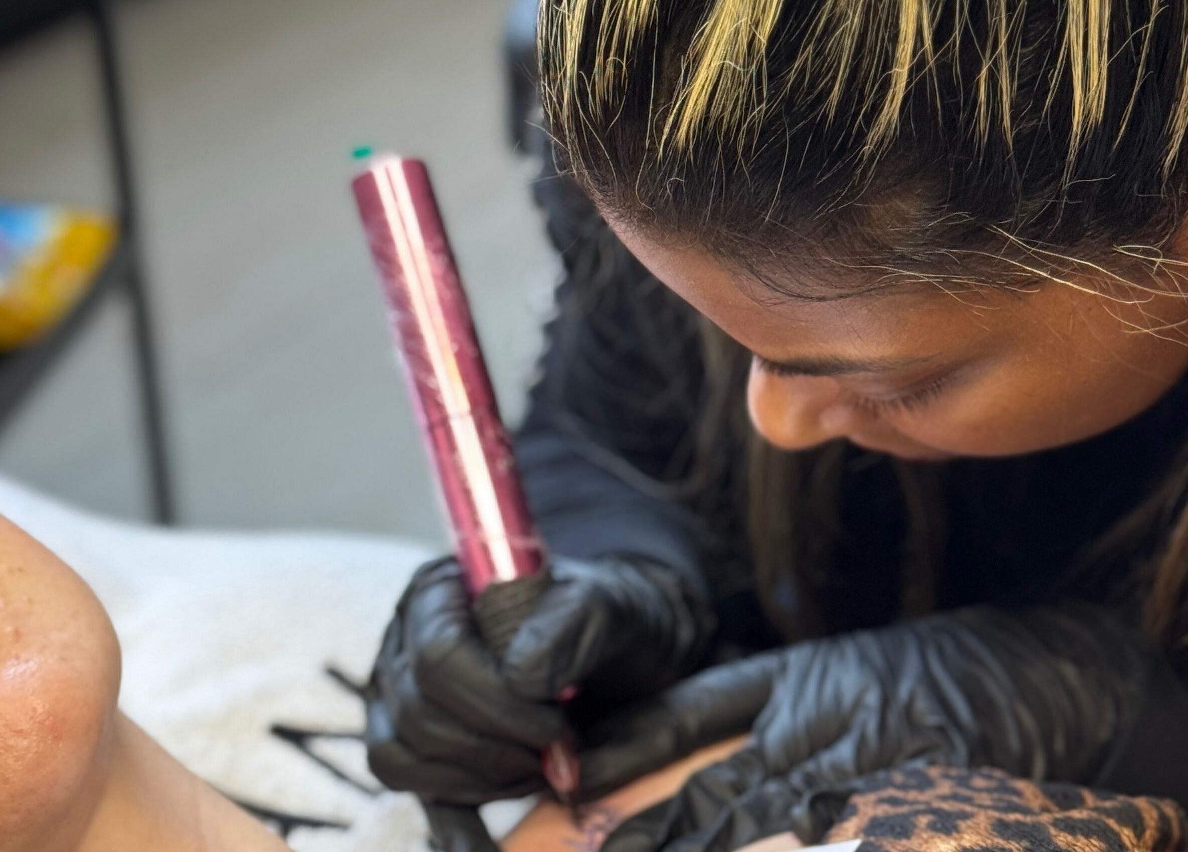 Artist skillfully performing cosmetic tattoo at Finetouch.ink, Willemstad, Curaçao, CW, enhancing client beauty.