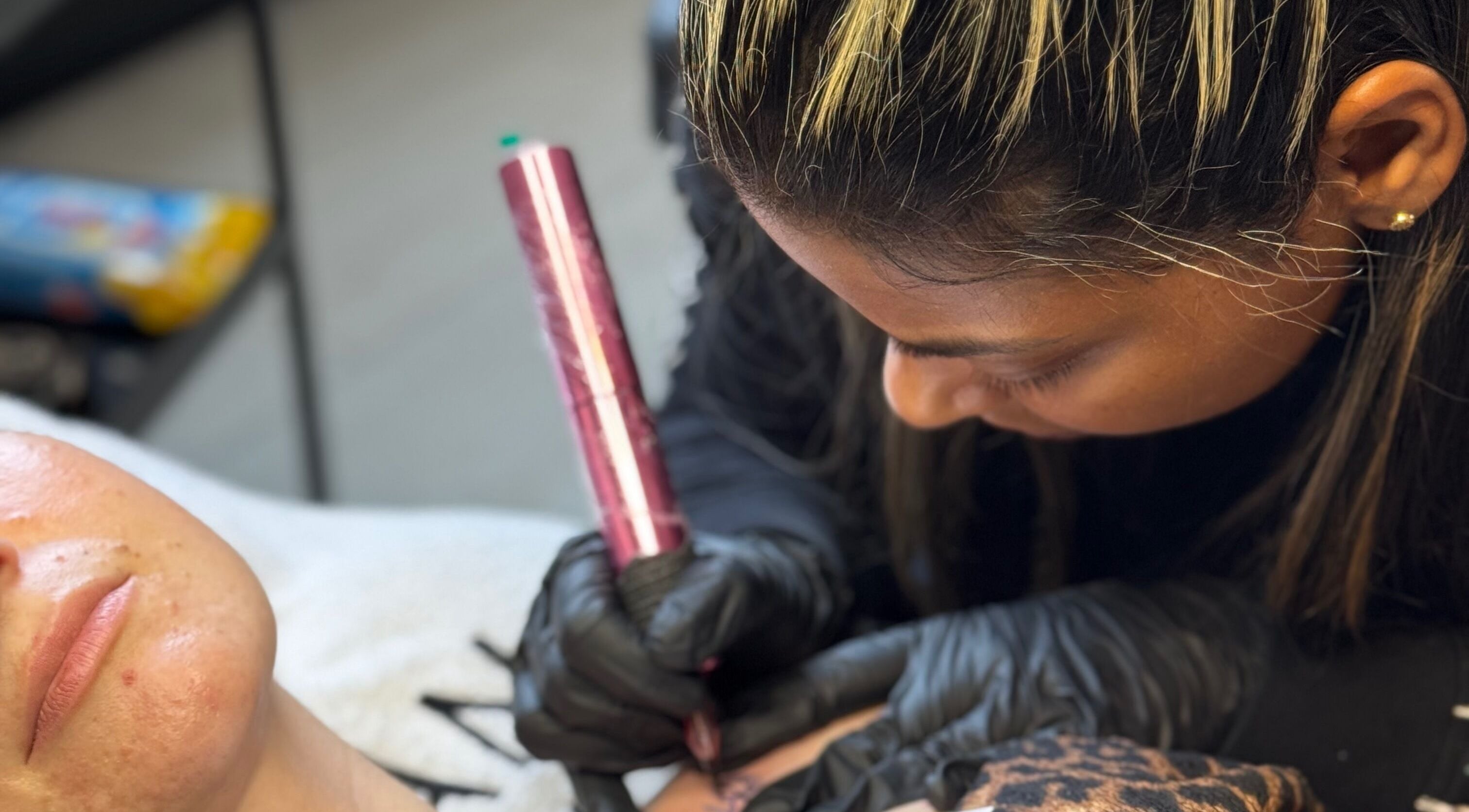 Artist skillfully performing cosmetic tattoo at Finetouch.ink, Willemstad, Curaçao, CW, enhancing client beauty.