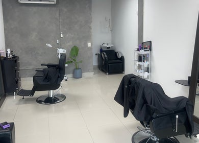 Interior moderno de Elemental Peluquería & Barbería Clásica en Monterrey, Nuevo León, MX.