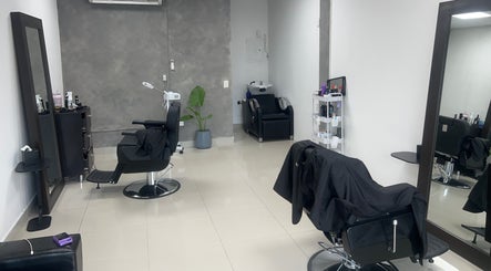 Interior moderno de Elemental Peluquería & Barbería Clásica en Monterrey, Nuevo León, MX.