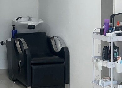 Estación de lavado en Elemental Peluquería & Barbería Clásica, Monterrey, Nuevo León, MX.