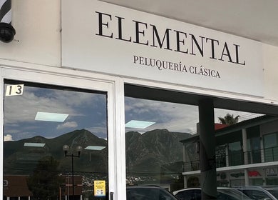 Fachada de Elemental Peluquería & Barbería Clásica en Monterrey, Nuevo León, MX con vista a las montañas.