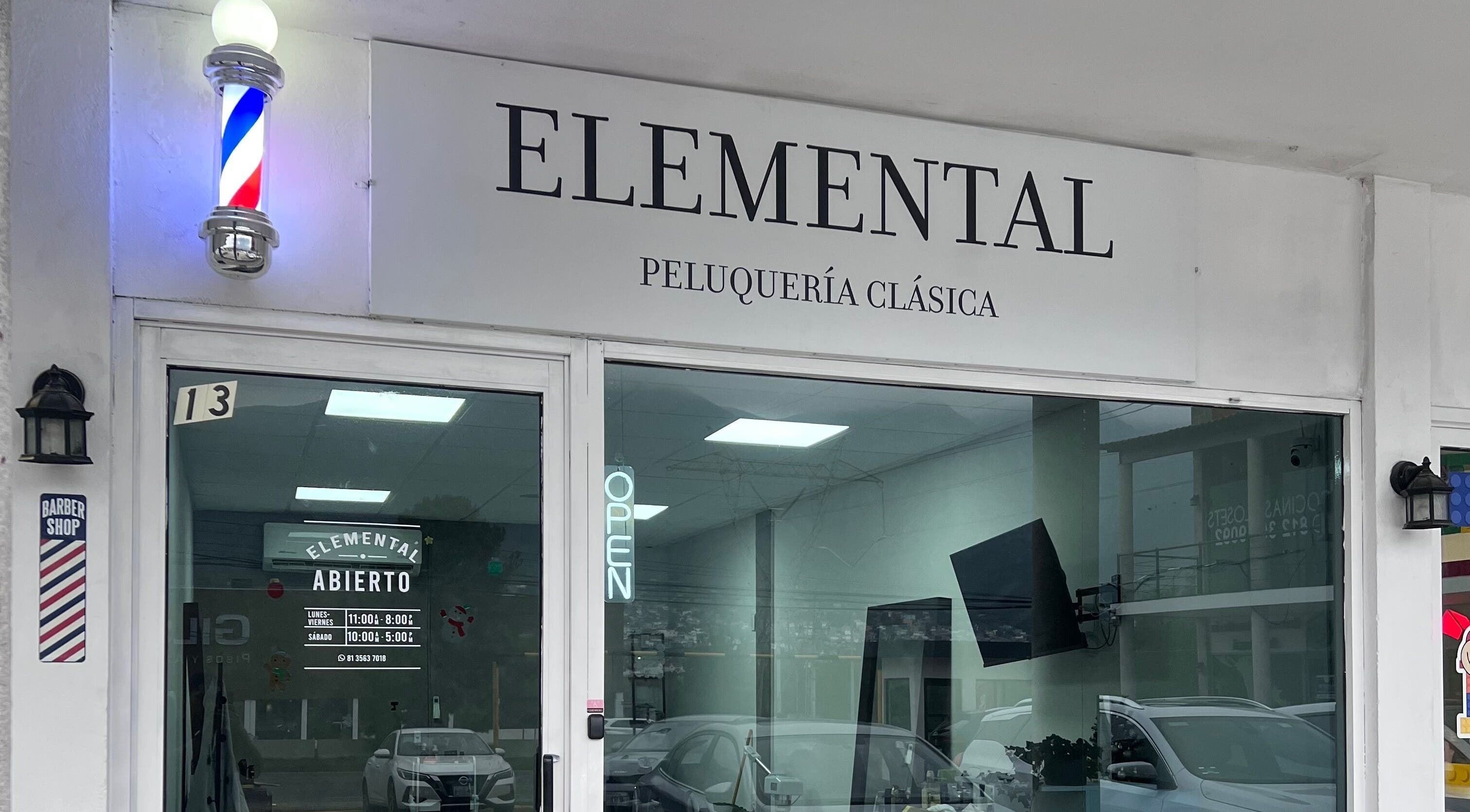 Fachada de Elemental Peluquería & Barbería Clásica en Monterrey, Nuevo León, MX, mostrando el letrero luminoso.