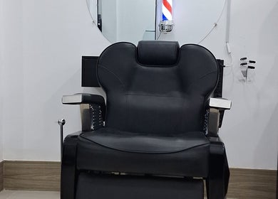 Silla de barbero negra en NIFC, Viacha, Departamento De La Paz, BO, ideal para servicios de peluquería.