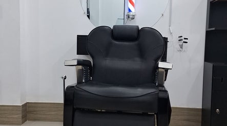 Silla de barbero negra en NIFC, Viacha, Departamento De La Paz, BO, ideal para servicios de peluquería.