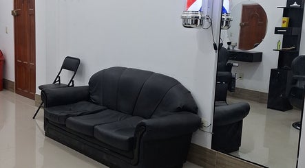Sala de espera cómoda en NIFC, Viacha, Departamento De La Paz, BO, con sofá negro y espejo.