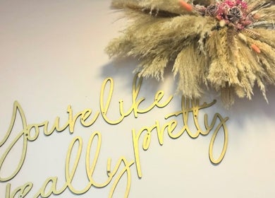 Chic wall decor at MasterCraft Hair, Sheffield, England, GB, boasting elegant script and pampas grass arrangement.