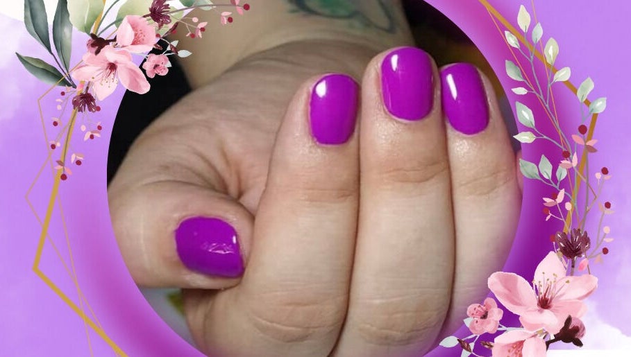Unghie viola ben curate da Erika Fazio Estetica, Gravina Di Catania, Sicilia, IT, con decorazioni floreali.