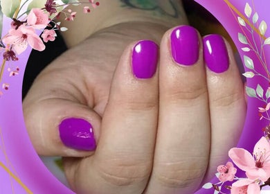 Unghie viola ben curate da Erika Fazio Estetica, Gravina Di Catania, Sicilia, IT, con decorazioni floreali.