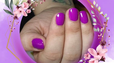 Unghie viola ben curate da Erika Fazio Estetica, Gravina Di Catania, Sicilia, IT, con decorazioni floreali.