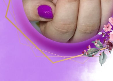 Unghie viola eleganti presso Erika Fazio Estetica, Gravina Di Catania, Sicilia, IT, con decorazioni floreali.