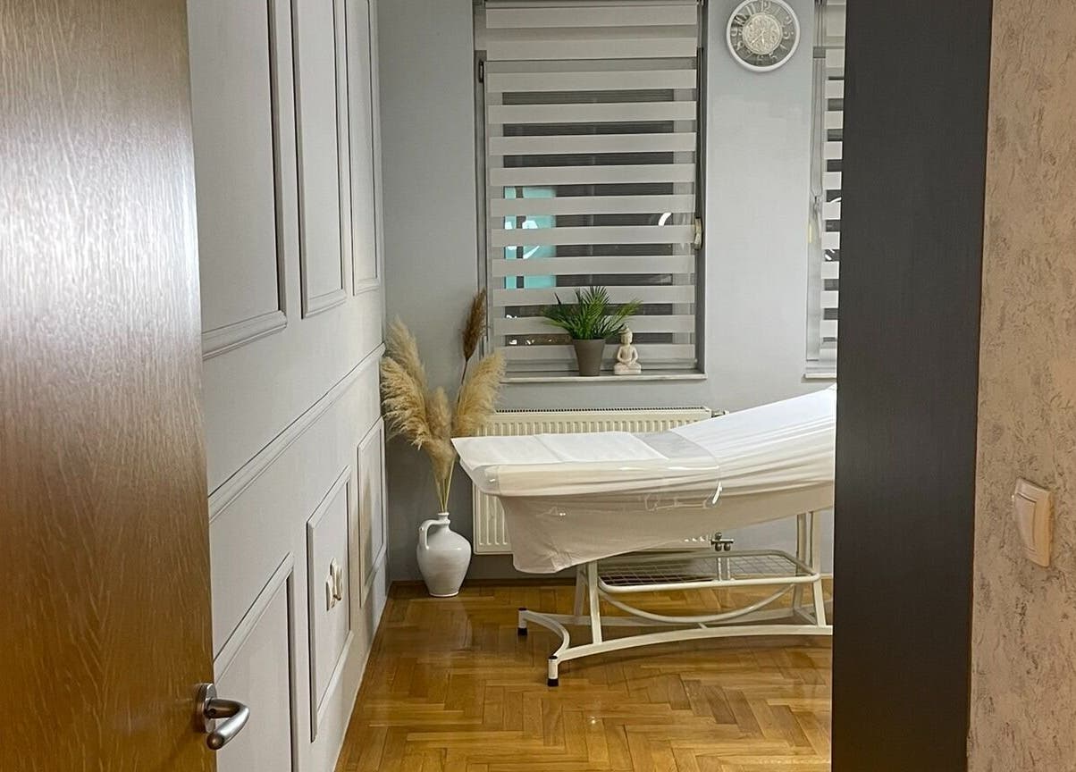 Tranquil treatment room at Senjochka MedSpa, Novi Sad, Vojvodina, RS with a massage table and elegant decor.
