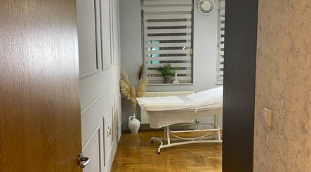 Tranquil treatment room at Senjochka MedSpa, Novi Sad, Vojvodina, RS with a massage table and elegant decor.