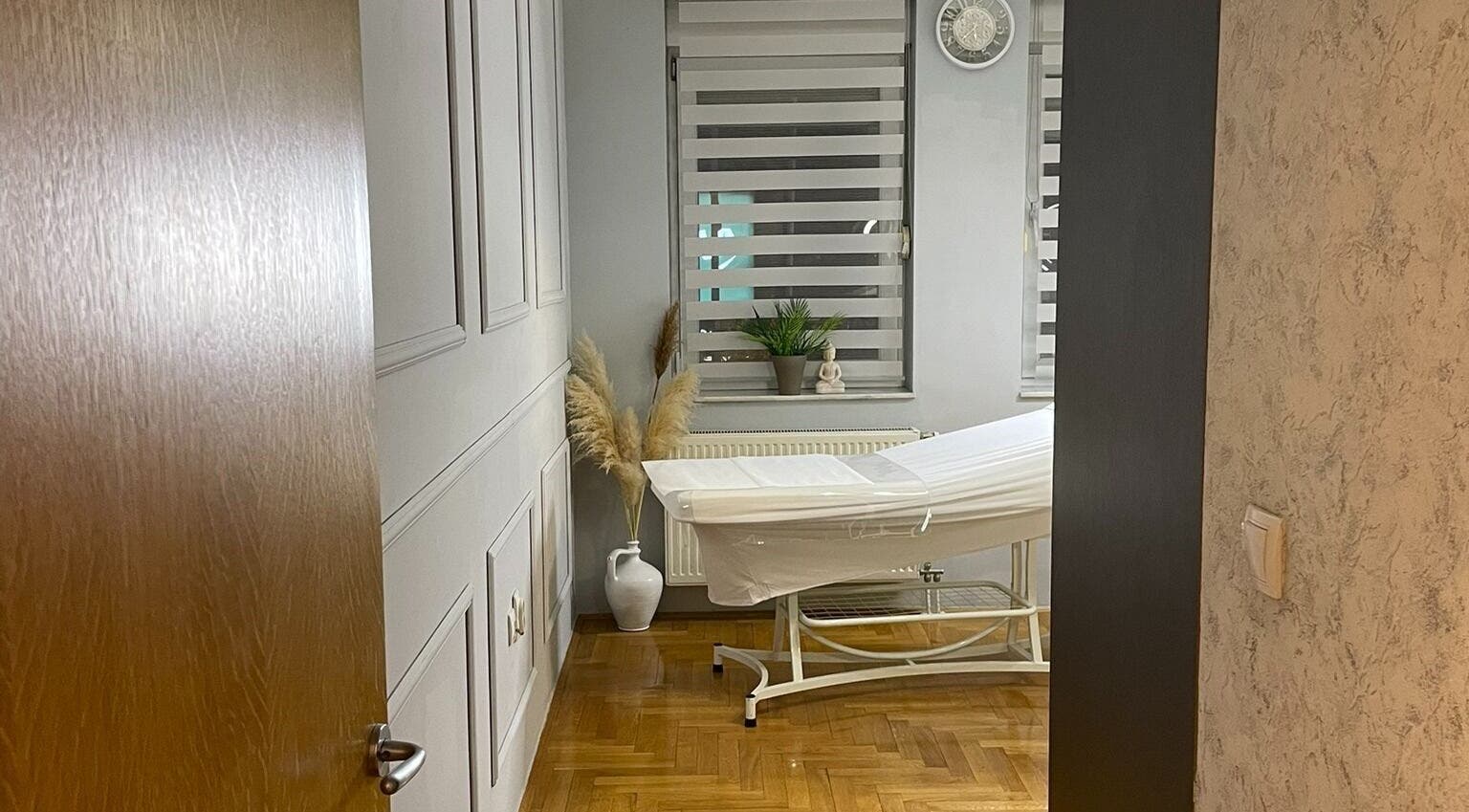 Tranquil treatment room at Senjochka MedSpa, Novi Sad, Vojvodina, RS with a massage table and elegant decor.