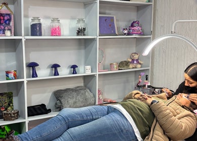 Tratamiento de cejas en Pinky Wax, Ciudad De México, MX. Servicio de belleza en un ambiente acogedor.
