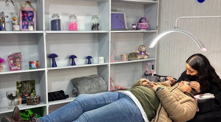 Tratamiento de cejas en Pinky Wax, Ciudad De México, MX. Servicio de belleza en un ambiente acogedor.