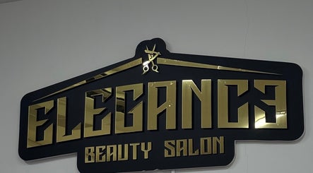 Cartel dorado de Elegance Beauty Salon en Jonvthanbarber, Municipio Carrizal, Miranda, VE.