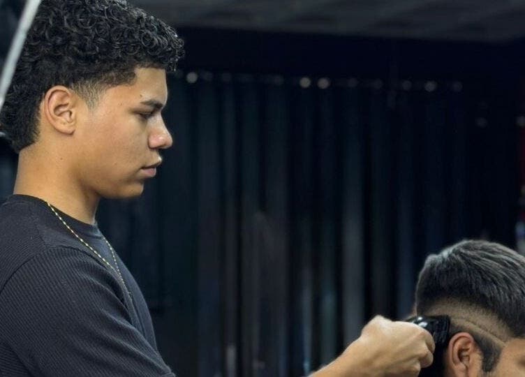 Barbero estilizando corte en Jonvthanbarber, Municipio Carrizal, Miranda, VE.