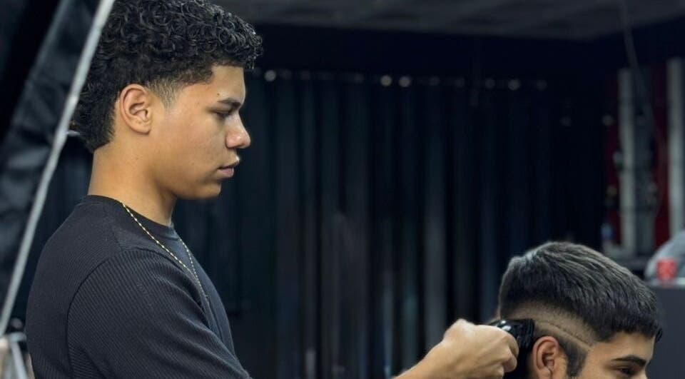 Barbero estilizando corte en Jonvthanbarber, Municipio Carrizal, Miranda, VE.