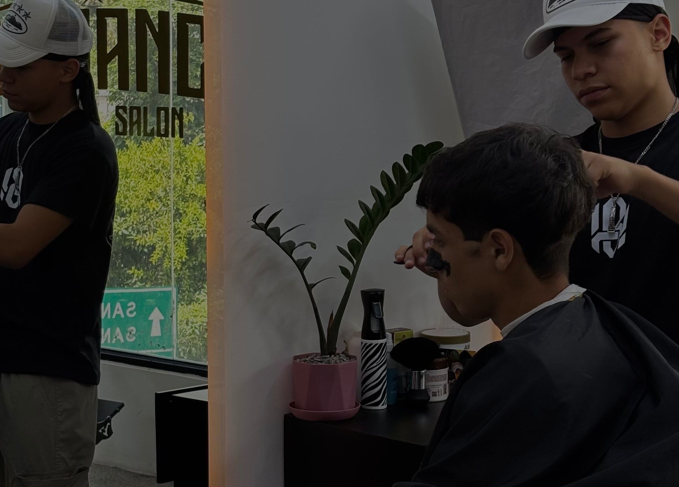 Barbero en Jonvthanbarber, Municipio Carrizal, estiliza cabello en Miranda, VE.