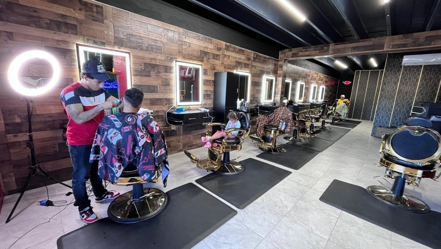 Interior de Barberia continental FL en Daytona Beach, Florida, US, mostrando sillas modernas y clientes satisfechos.