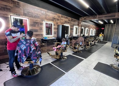 Interior de Barberia continental FL en Daytona Beach, Florida, US, mostrando sillas modernas y clientes satisfechos.