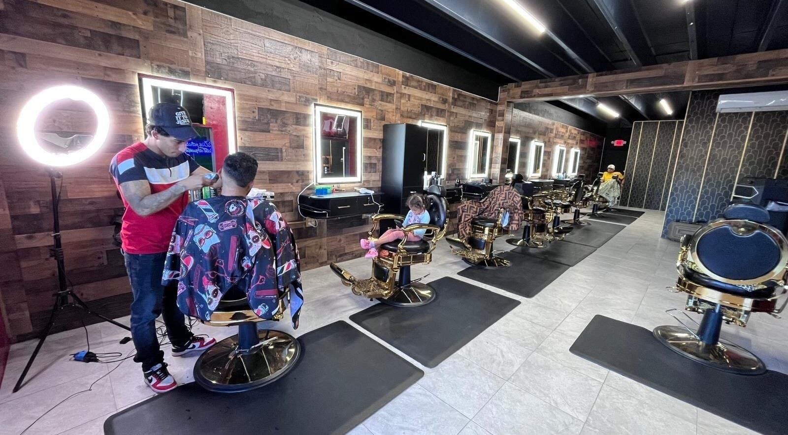 Interior de Barberia continental FL en Daytona Beach, Florida, US, mostrando sillas modernas y clientes satisfechos.