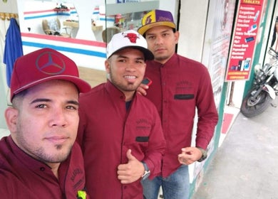 Equipo de Barberia continental FL en Daytona Beach, Florida, US, mostrando servicio profesional con sonrisas.