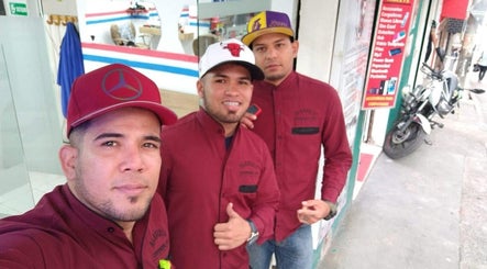 Equipo de Barberia continental FL en Daytona Beach, Florida, US, mostrando servicio profesional con sonrisas.