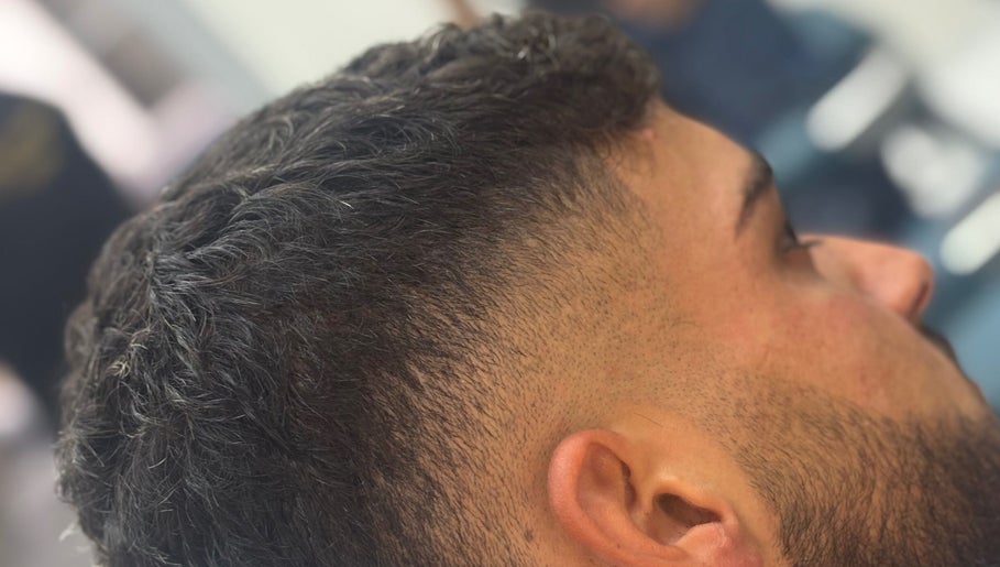 Rifinitura maschile a The Street Barber, Napoli, Campania, IT.