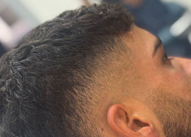 Rifinitura maschile a The Street Barber, Napoli, Campania, IT.