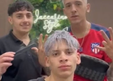 Clienti felici al The street barber, Napoli, Campania, IT.