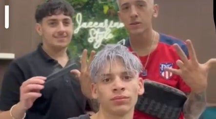 Clienti felici al The street barber, Napoli, Campania, IT.