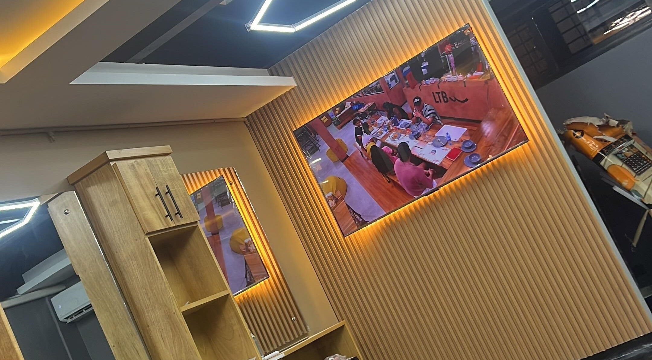 Interior moderno de bigotino2 en Santiago De Los Caballeros, Santiago, DO con iluminación cálida y decoración elegante.