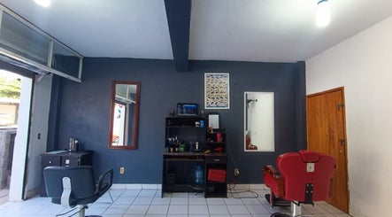 Interior de FJ Barber, Manzanillo, Colima, MX, con sillas de peluquería y espejos.